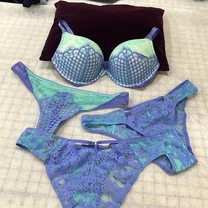 32D Victoria’s Secret very sexy push-up bra / two bikinis / one thong (M)